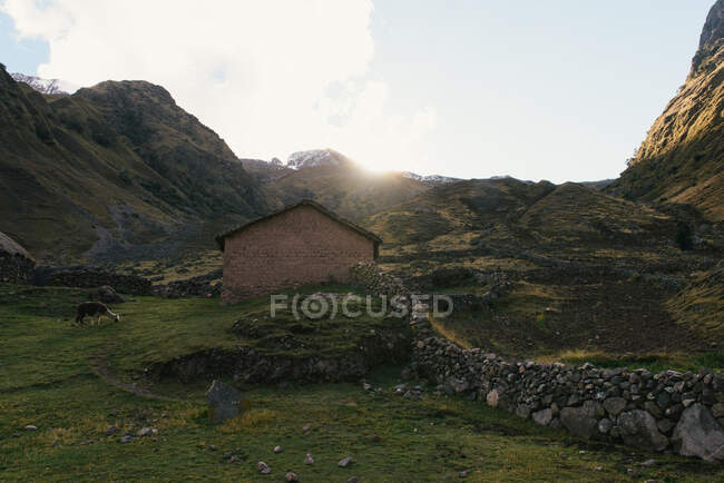 Cabane dans les montagnes, Lares, Pérou — Photo de stock
