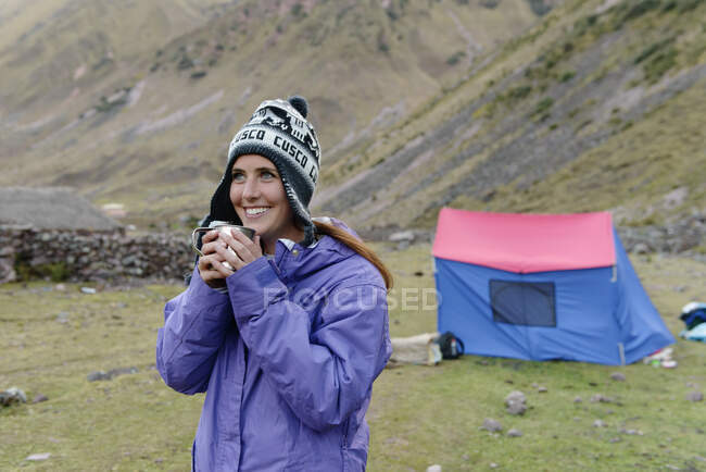 Jeune femme avec boisson chaude, Lares, Pérou — Photo de stock