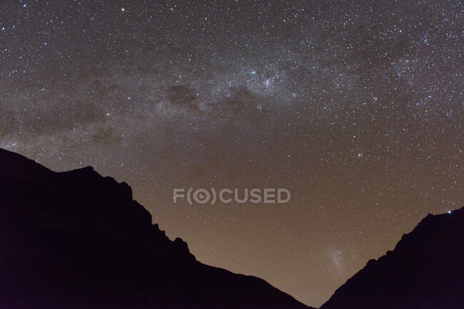 Voie lactée et montagnes silhouettées, Lares, Pérou — Photo de stock