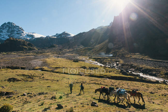 Dos personas y caballos, Lares, Perú - foto de stock