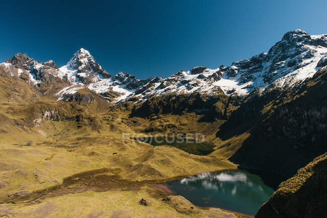 Montagnes et lac, Lares, Pérou — Photo de stock