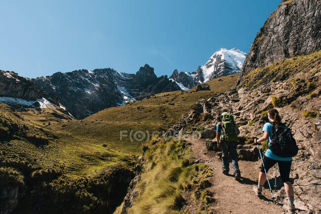 Mujer joven y guía turístico trekking en camino, Lares, Perú - foto de stock