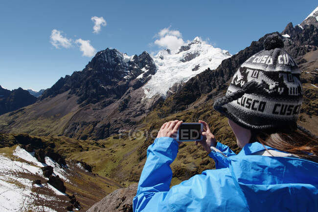 Giovane donna che utilizza il telefono della macchina fotografica, Lares, Peru — Foto stock