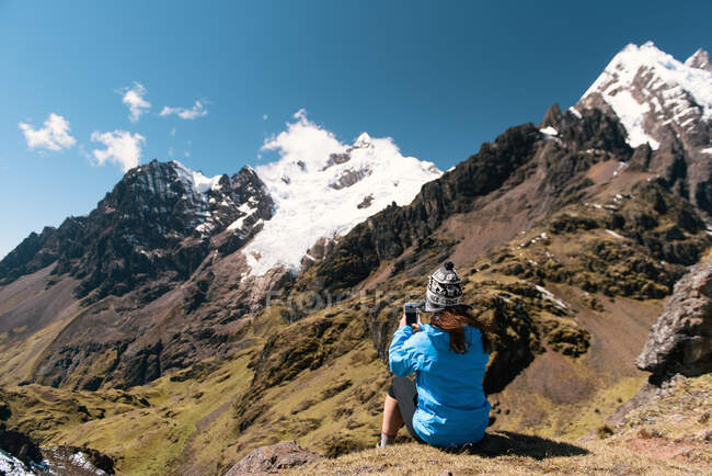 Mulher jovem fotografando picos de montanha e vale, Lares, Peru — Fotografia de Stock