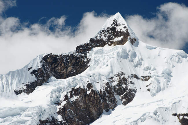 Montañas cubiertas de nieve, Lares, Perú - foto de stock