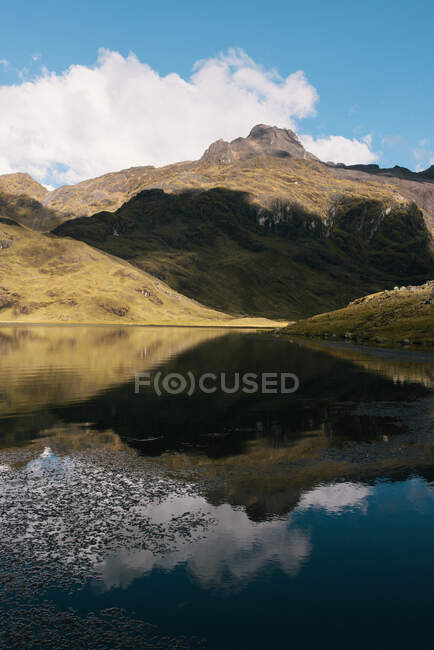 Lac et montagnes, Lares, Pérou — Photo de stock