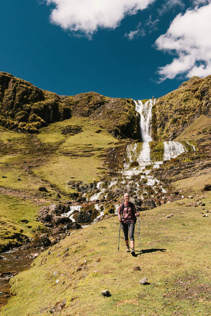 Jeune femme randonnée, Lares, Pérou — Photo de stock