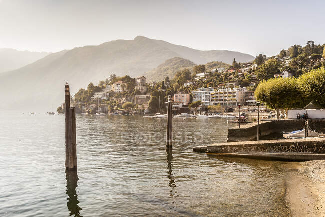 Piers on Lake Maggiore, Ascona, Ticino, Швейцарія — стокове фото