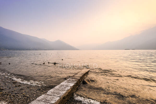 Molo al tramonto, Lago Maggiore, Ascona, Ticino, Svizzera — Foto stock