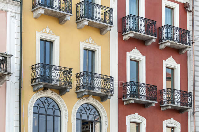 Detalle ventanas y balcones, Piazza Grande, Locarno, Distrito de Locarno, Ticino, Suiza - foto de stock