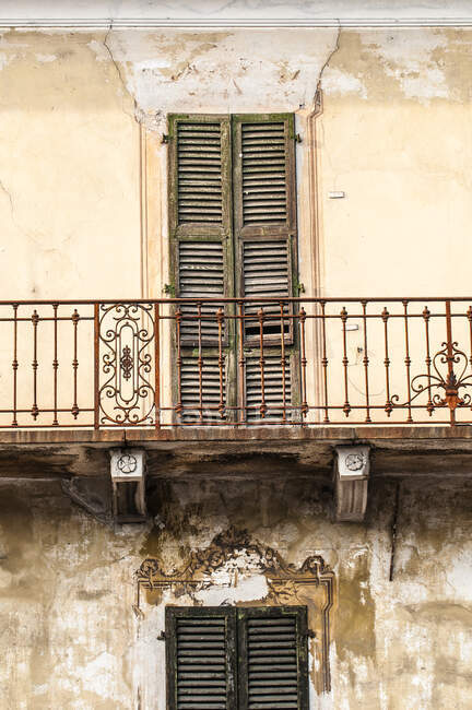Volets de fenêtre sur vieille maison, Locarno, Locarno District, Tessin, Suisse — Photo de stock