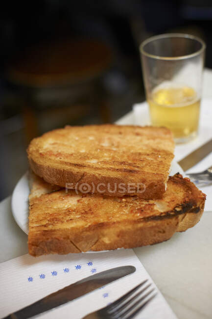 Primo piano del pane di pomodoro nel caffè, Barcellona, Spagna — Foto stock