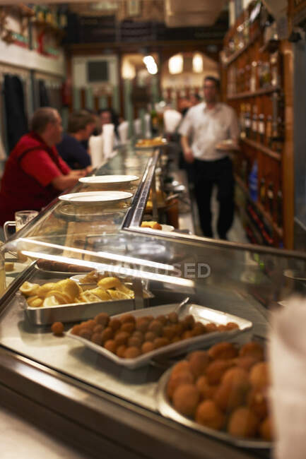 Kunden in der Tapas-Bar, Barcelona, Spanien — Stockfoto