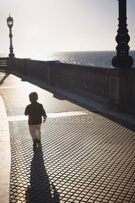 Junge läuft die Promenade entlang, Sevilla, Spanien — Stockfoto