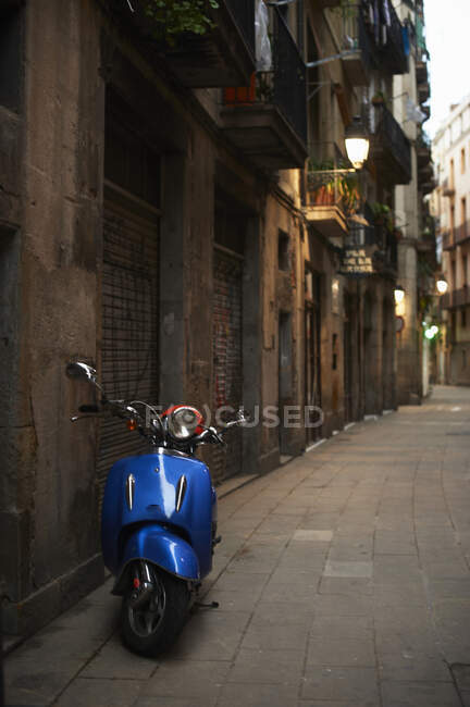 Cyclomoteur stationné dans une ruelle, El Born, Barcelone, Espagne — Photo de stock