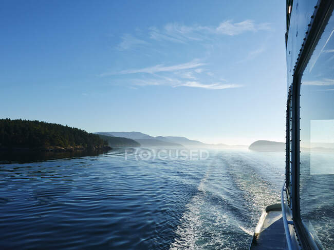 Vista lateral del ferry desde Anacortes a San Juan Island, Washington State, Estados Unidos - foto de stock