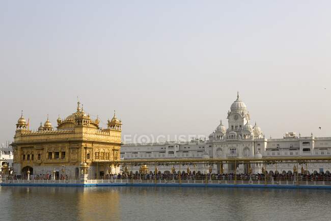 Crowds queueing at Golden Temple, Amritsar, Punjab, India, Asia — Stock Photo