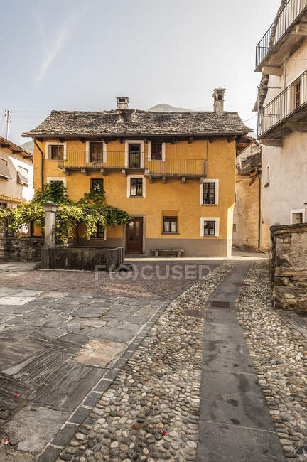 Rue et maisons, Moghegno Village, Vallée de la Maggia, Tessin, Suisse — Photo de stock