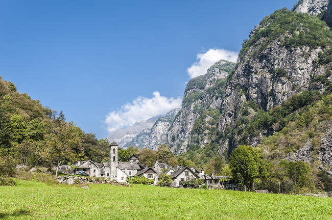 Foroglio Village, Side Valley, Maggia Valley, Ticino, Швейцарія — стокове фото