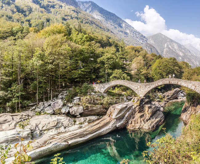 Brücke Ponte dei Salti über den Fluss Verzasca bei Lazertezzo, Tessin, Schweiz — Stockfoto