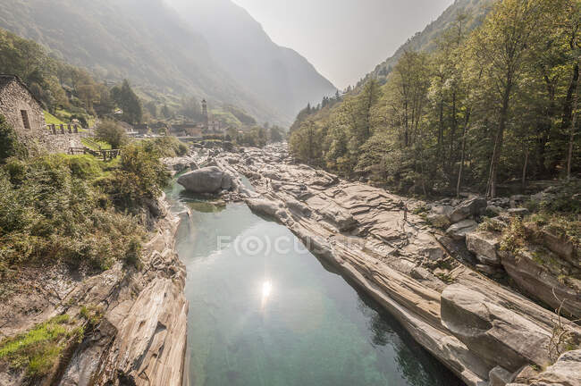 Vista dal ponte dei Salti sul fiume Verzasca vicino Lavertezzo, Ticino, Svizzera — Foto stock