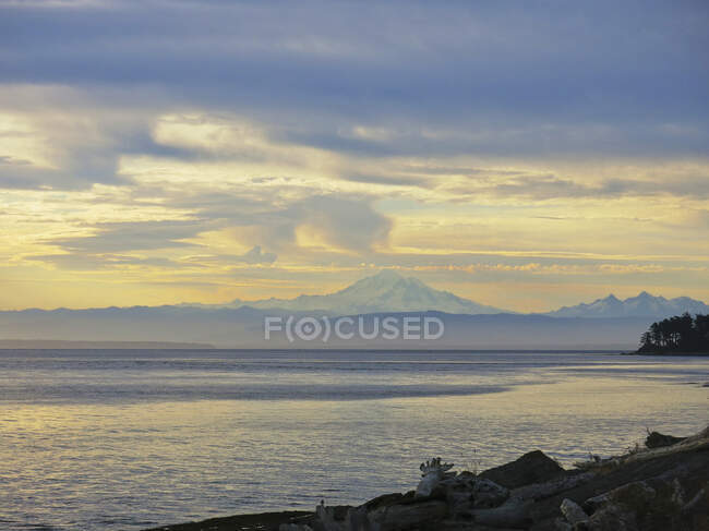 Vista distante del Monte Baker dall'isola di Patos, Isole San Juan, Stato di Washington, Stati Uniti — Foto stock