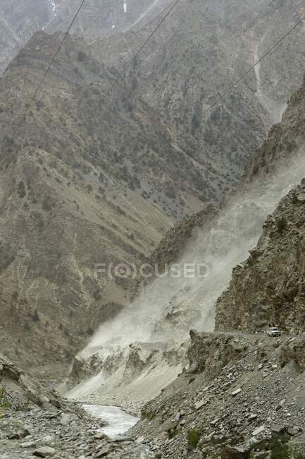 Polvere esplosa lato valle, valle del fiume Spiti, Nako, Himachal Pradesh, India, Asia — Foto stock