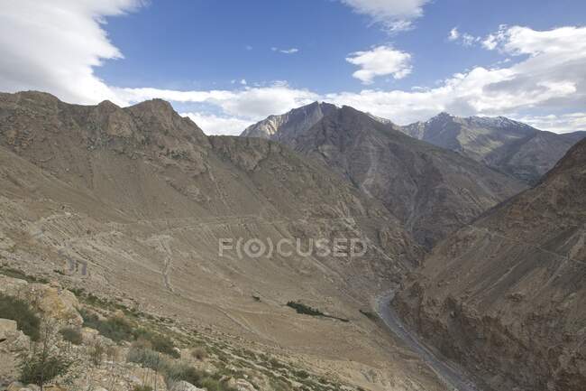 Vista del río y valle de Spiti, Nako, Himachal Pradesh, India, Asia - foto de stock