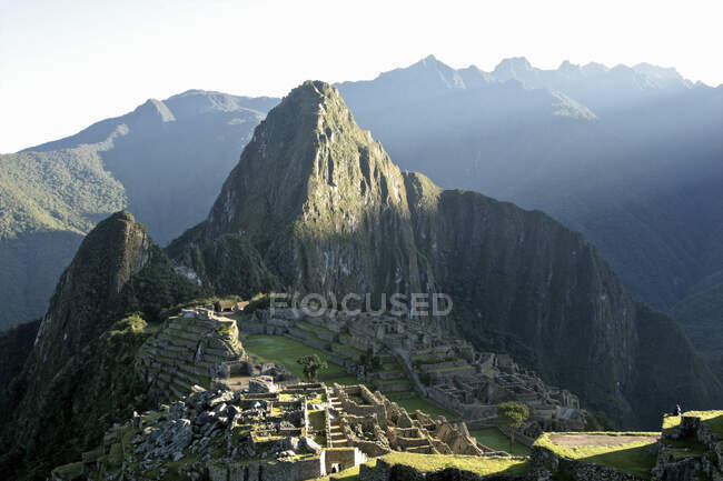 Vista do raio de sol sobre Huayna Picchu ao amanhecer Machu Picchu, Vale Sagrado, Peru, América do Sul — Fotografia de Stock