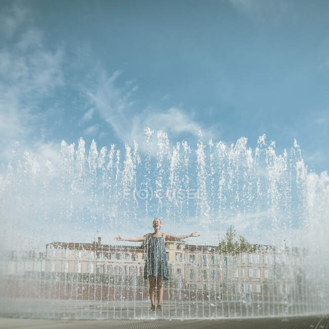Woman and garden fountain, Palais de la Berbie, Albi, Midi Pyrenees, France — Stock Photo