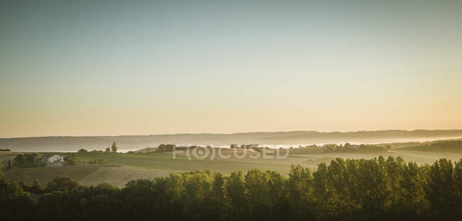 Vista panorâmica da paisagem ao nascer do sol, Prades, Midi Pyrenees, França — Fotografia de Stock