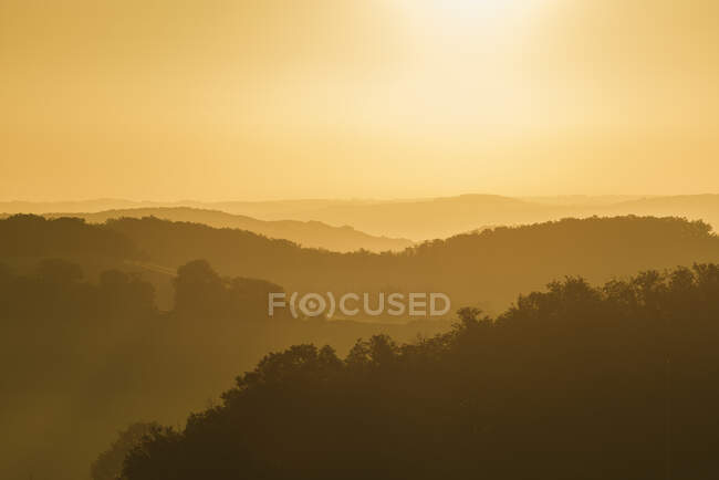 Neblige Landschaft bei Sonnenaufgang, Prades, Midi-Pyrenäen, Frankreich — Stockfoto