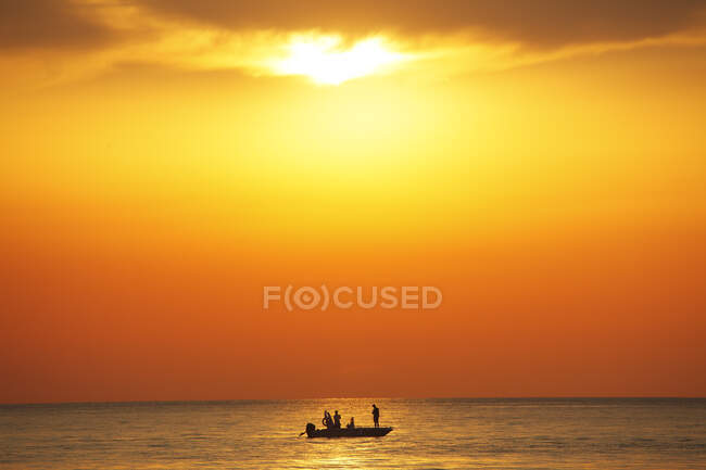 Рибалки пливуть у Тіррено на заході сонця, Марина Піза, Тоскана, Італія. — стокове фото