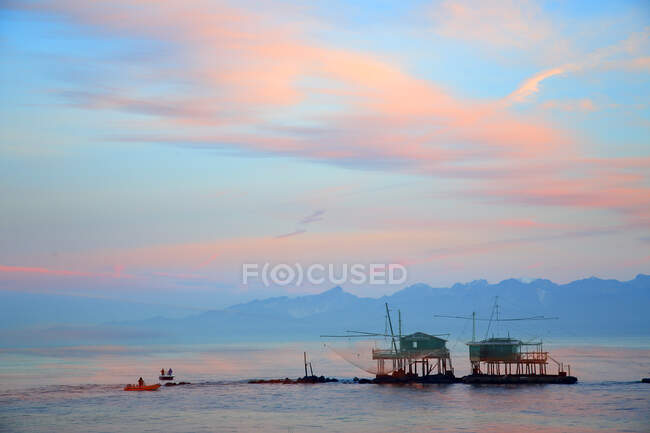 Fischer zu Hause, Tirreno Meer bei Sonnenaufgang, Marina Pisa, Toskana, Italien — Stockfoto