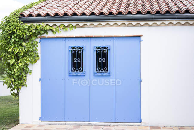 Portas azuis na casa branca — Fotografia de Stock