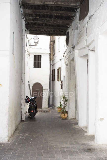 Calle estrecha, Casablanca, Marruecos - foto de stock