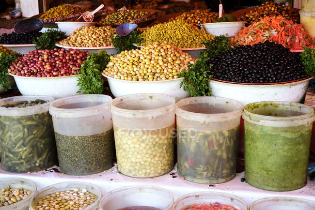 Comida fresca en venta en el mercado marroquí - foto de stock