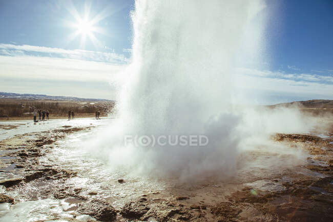 Strokkur geyser erupting, Islanda — Foto stock