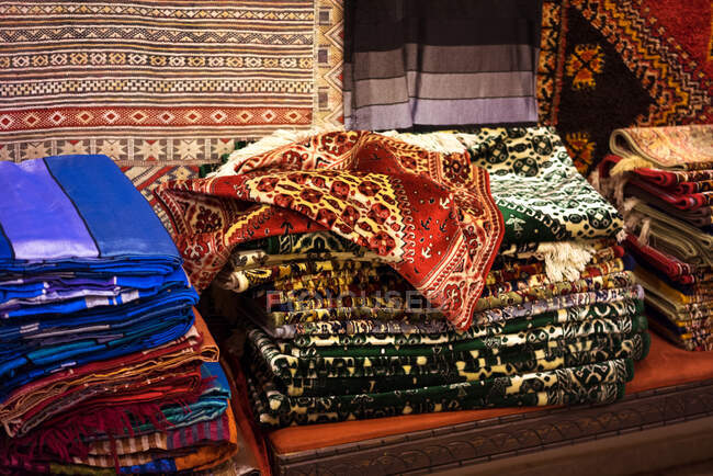 Tapis traditionnels à vendre sur le marché marocain — Photo de stock