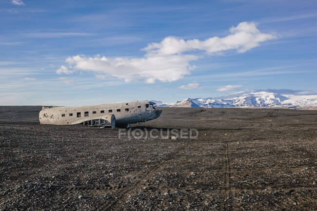 Destruições abandonadas do avião da Marinha dos Estados Unidos (C-47 SkyTrain), forçado a pousar em Solheimasandur em 1973, Islândia — Fotografia de Stock