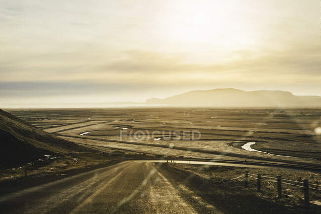 Camino que sale de Vik en la costa de Vik i Myrdal, Islandia - foto de stock