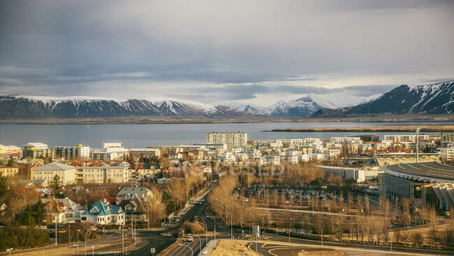 Vista de la mañana sobre el norte de Reikiavik y la cordillera de Esja, Islandia - foto de stock
