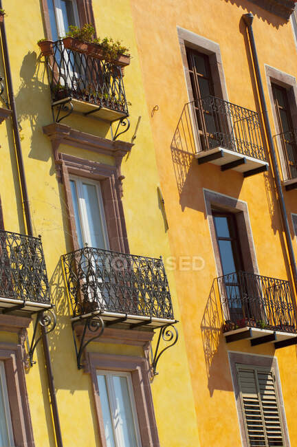 Detalhe da fachada da casa amarela com varandas, Sardenha, Itália — Fotografia de Stock