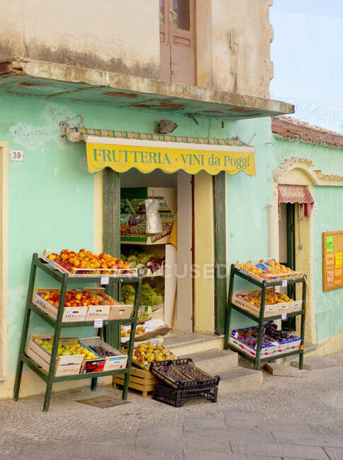 Magasin de fruits avec étagères de fruits exposés, Sardaigne, Italie — Photo de stock