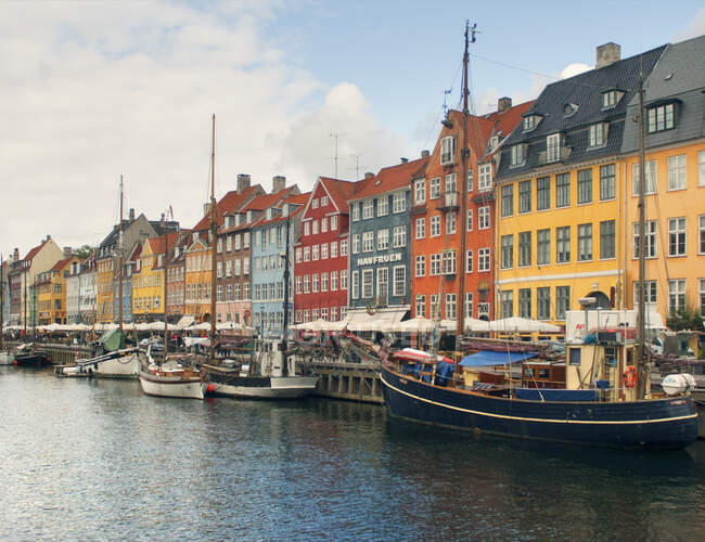 Barche a vela, marciapiedi ristoranti e case a schiera colorate, Nuovo porto, Copenaghen, Danimarca — Foto stock