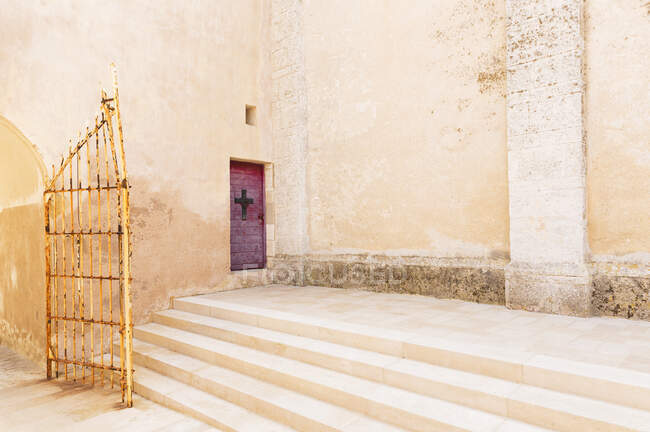 Antico edificio con gradini, Bonifacio sull'isola di Corsica — Foto stock