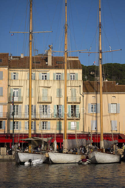 Yacht ormeggiati sul lungomare, St Tropez, Sud della Francia — Foto stock