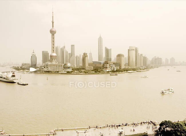 Пудунський район, Шанхай, вид з Бунду. — стокове фото
