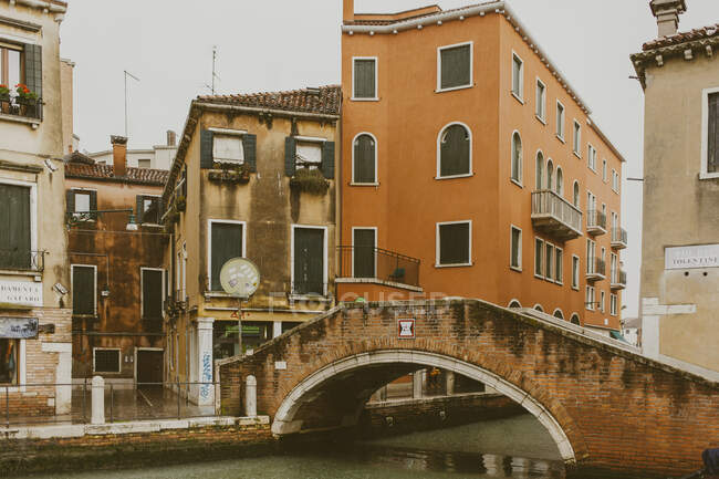 Canal de Rio dei Tolentini en Venecia, bajo la lluvia - foto de stock