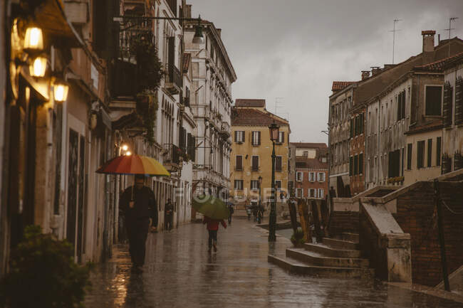 Um canal no norte de Veneza, na chuva — Fotografia de Stock